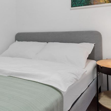 Central Town Cosy Apartment Bukares Bagian luar foto