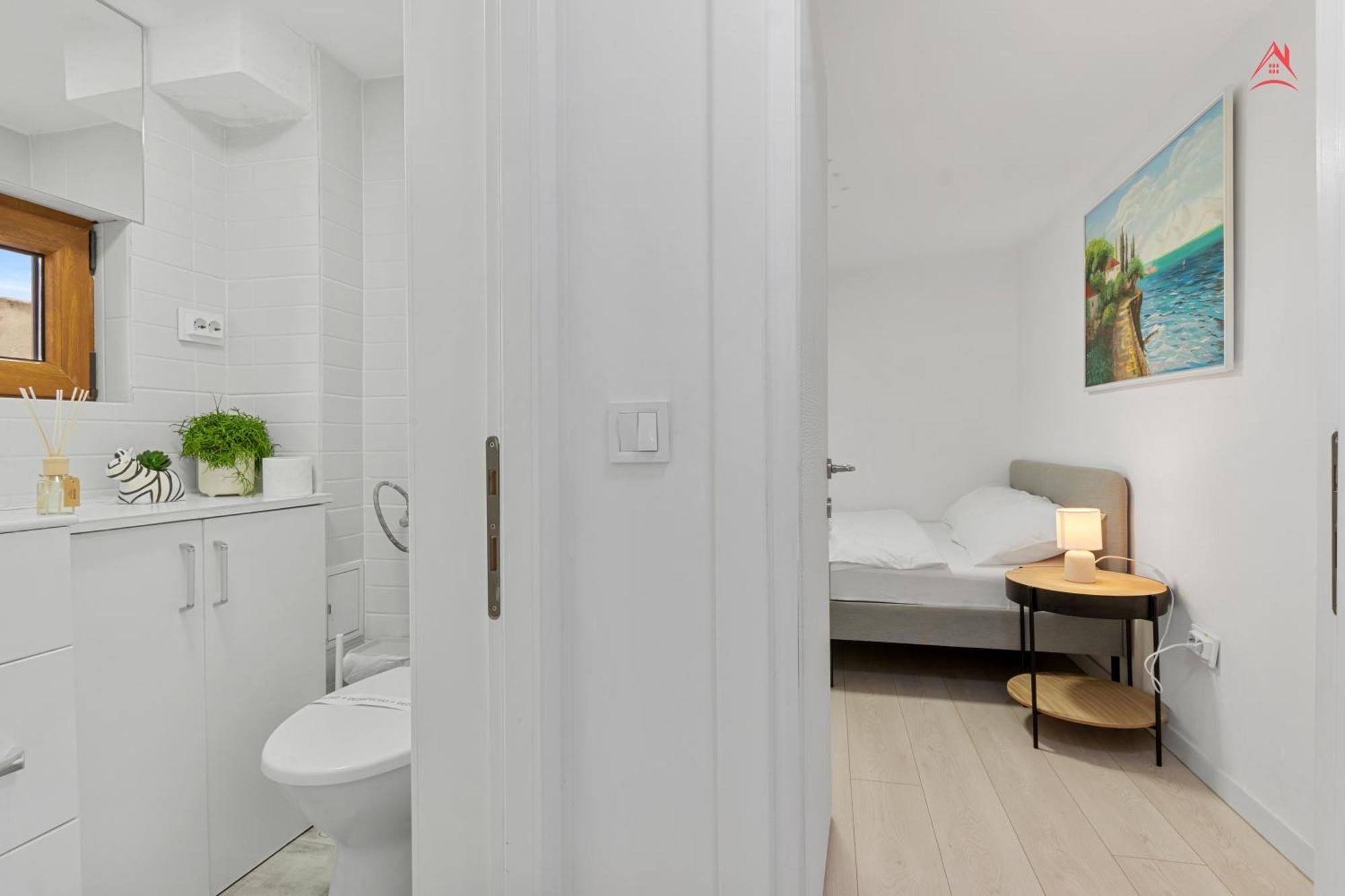 Central Town Cosy Apartment Bukares Bagian luar foto