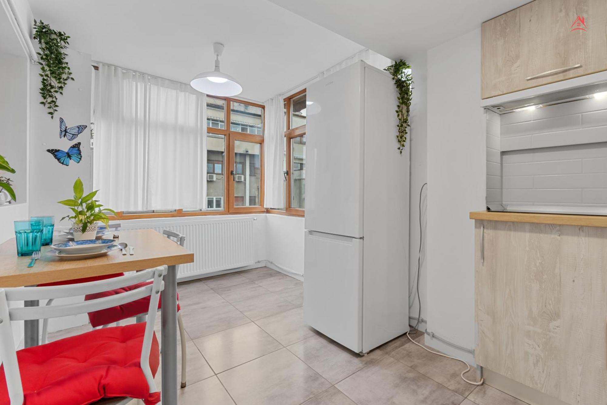 Central Town Cosy Apartment Bukares Bagian luar foto