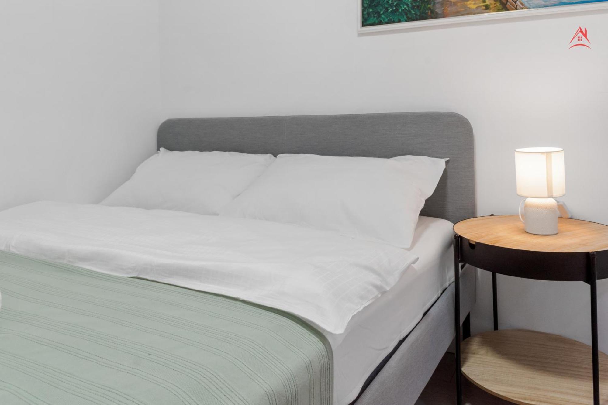 Central Town Cosy Apartment Bukares Bagian luar foto