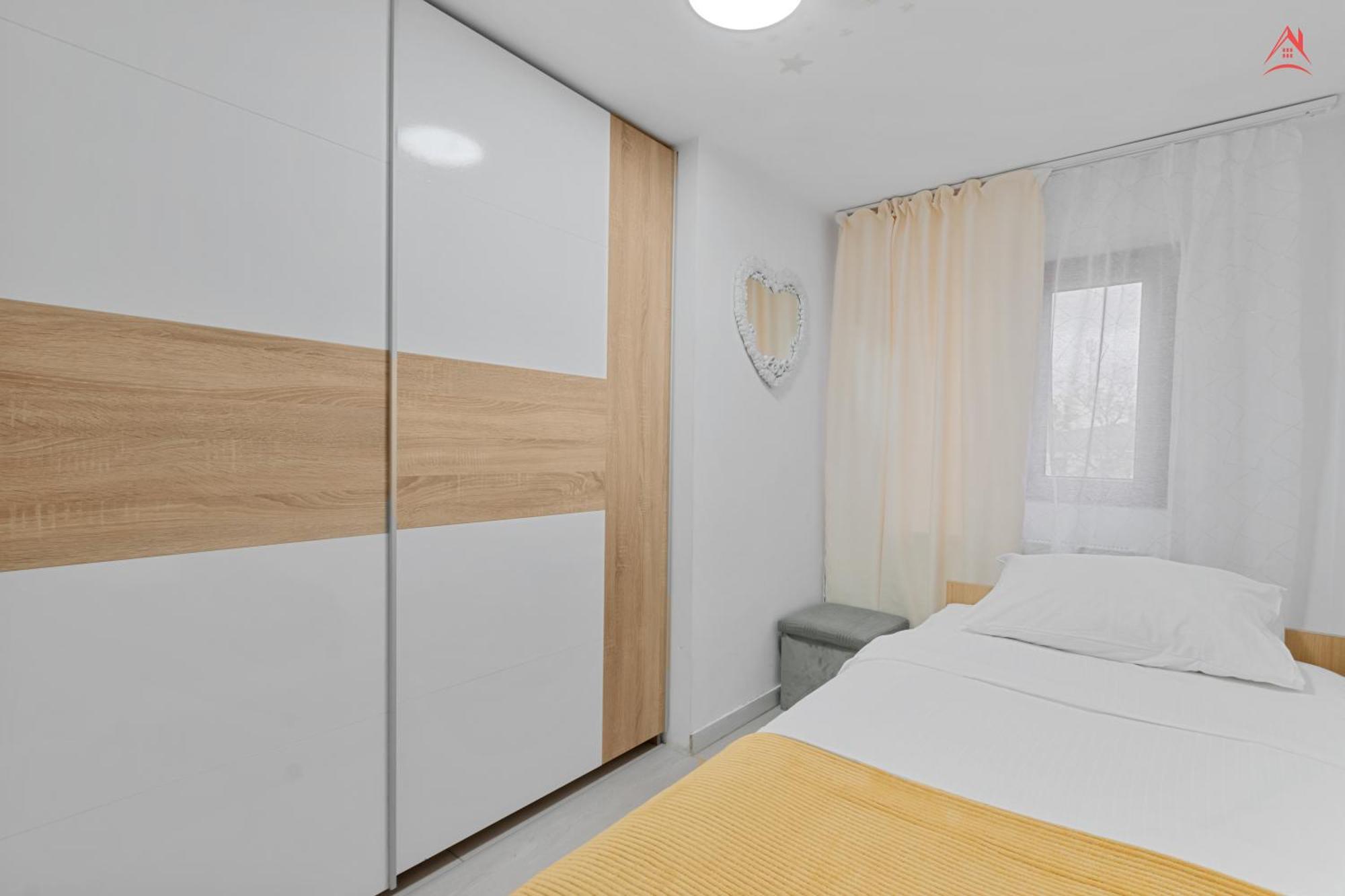 Central Town Cosy Apartment Bukares Bagian luar foto